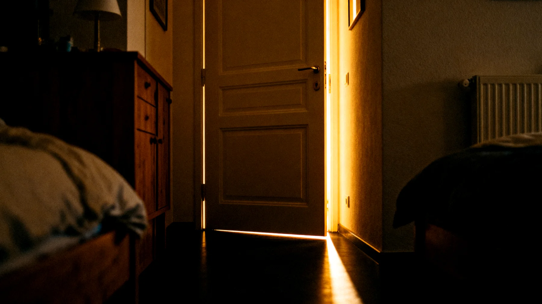 Die Eltern kämpfen täglich damit, dass ihre Jugendlichen mehrere Stunden unkontrolliert Smartphones, Videospiele und soziale Netzwerke nutzen, was zu Schlafmangel, schulischen Leistungseinbußen und zunehmender sozialer Isolation führt. Trotz wiederholter Versuche, klare Bildschirmzeitregeln einzuführen, stoßen sie auf massiven Widerstand und Konflikte, die die Familienatmosphäre stark belasten."